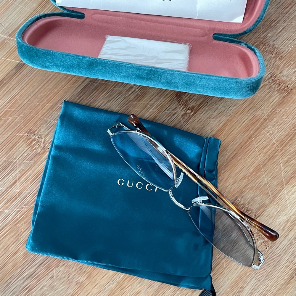GUCCI Cat eye sunglasses NWOT